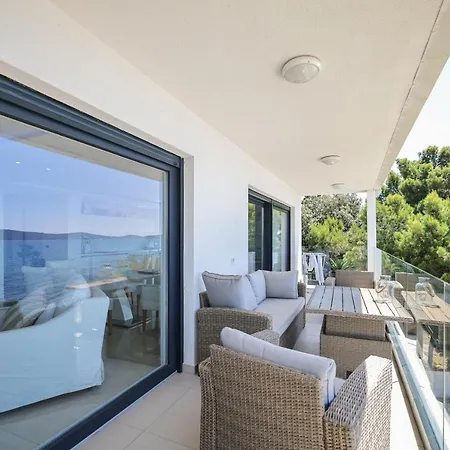 Apartment Seaview Four Bedroom Sunshine