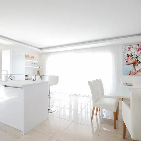 Seaview Four Bedroom Sunshine Apartment