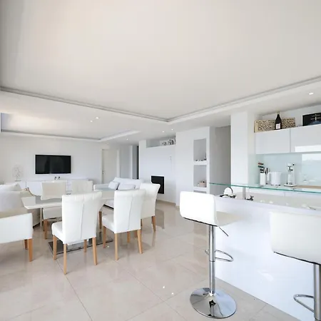Seaview Four Bedroom Sunshine Apartment