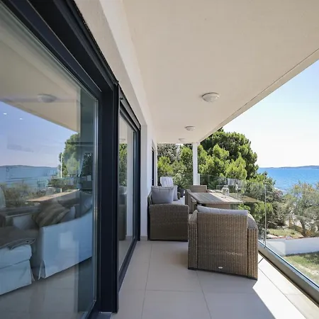 Seaview Four Bedroom Sunshine Apartment Bibinje