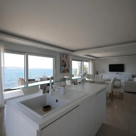 Seaview Four Bedroom Sunshine Apartment *