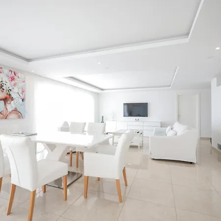 Seaview Four Bedroom Sunshine Apartment