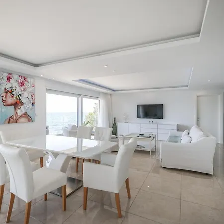 Seaview Four Bedroom Sunshine Apartment