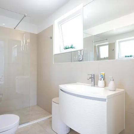 Apartment Seaview Four Bedroom Sunshine *
