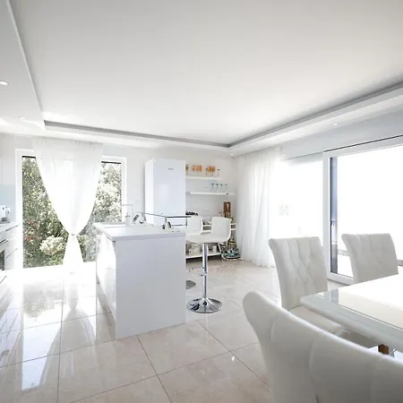 Seaview Four Bedroom Sunshine